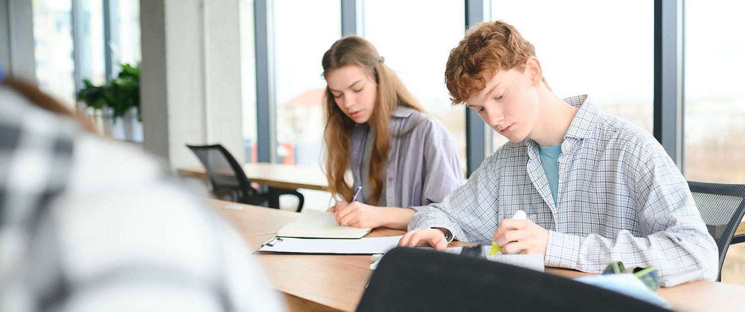 Isolamento acustico nelle scuole: un ambiente sonoro sano per favorire l’apprendimento Coverd - BioEdilizia - Isolare secondo natura Isolamento acustico