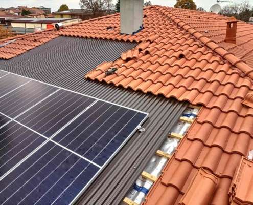Ventilazione con listellatura in legno e uno strato separatore termoriflettente, impermeabile e traspirante KoSep.IR, che contribuirà a riflettere il calore e a mantenere l'ambiente interno fresco. Al di sopra lamiera con pannelli fotovoltaici