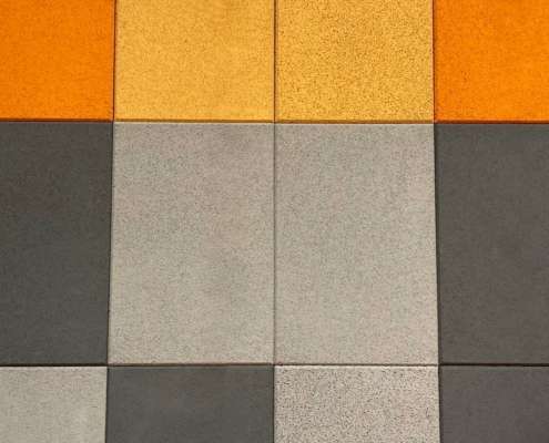 Palestra Negrelli a Fiera di Primiero (TN) - Pannelli fonoassorbenti e termoisolanti applicati a cappotto – rivestimento soffitto/pareti con pannelli in sughero biondo preformato e pretinteggiato SoKoVerd.C1