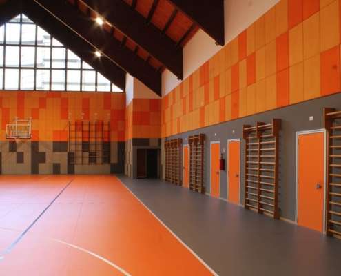 Palestra Negrelli a Fiera di Primiero (TN) - Pannelli fonoassorbenti e termoisolanti applicati a cappotto – rivestimento soffitto/pareti con pannelli in sughero biondo preformato e pretinteggiato SoKoVerd.C1