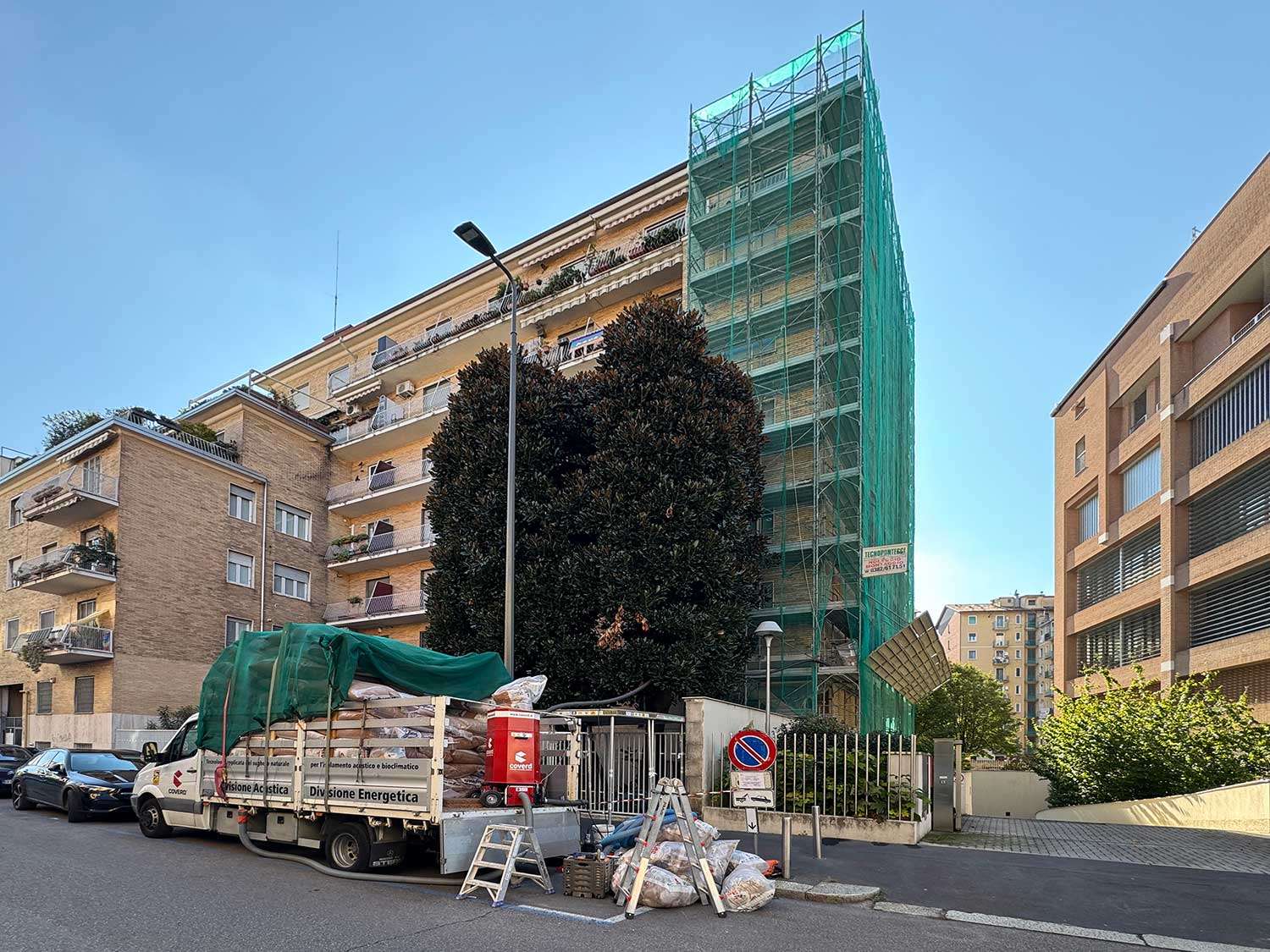 Isolamento termico con l’insufflaggio in sughero: efficienza rapidità e sostenibilità per le pareti perimetrali di un condominio Coverd - BioEdilizia - Isolare secondo natura Isolamento termico