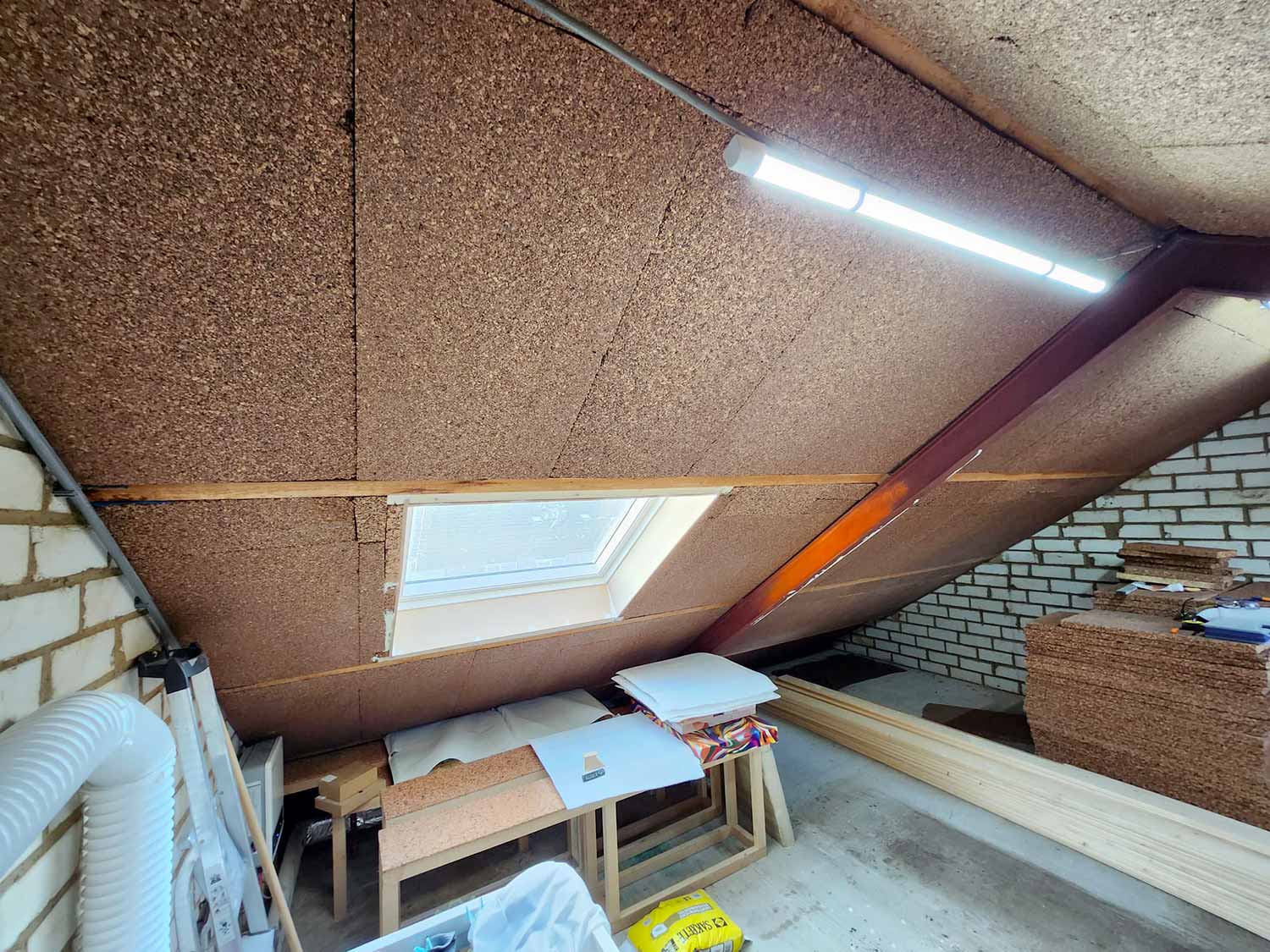 Isolamento sottotetto con sughero biondo naturale: risultati concreti dal Nord Europa Isolamento sottotetto con sughero biondo naturale: risultati concreti dal Nord Europa Coverd - BioEdilizia - Isolare secondo natura Isolamento acustico