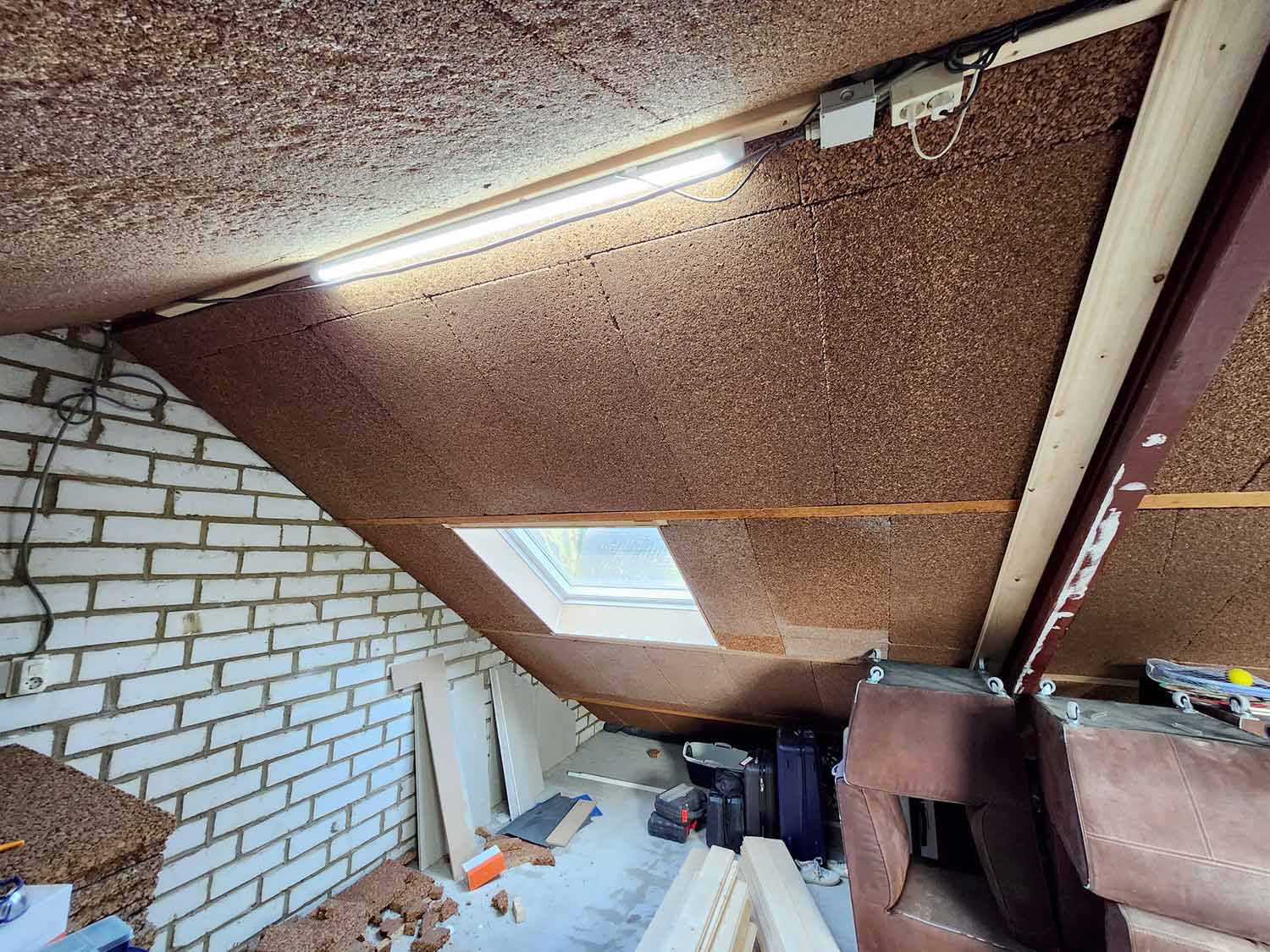 Isolamento sottotetto con sughero biondo naturale: risultati concreti dal Nord Europa Isolamento sottotetto con sughero biondo naturale: risultati concreti dal Nord Europa Coverd - BioEdilizia - Isolare secondo natura Isolamento acustico