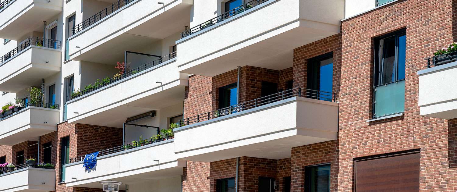 Isolamento termico con l’insufflaggio in sughero: efficienza rapidità e sostenibilità per le pareti perimetrali di un condominio Coverd - BioEdilizia - Isolare secondo natura Isolamento termico