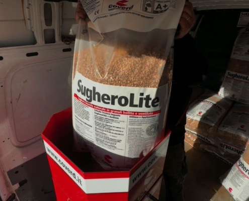 Insufflaggio di sughero biondo nelle pareti: isolamento naturale nell'intercapedine Insufflaggio di sughero biondo nelle pareti: isolamento naturale nell'intercapedine Coverd - BioEdilizia - Isolare secondo natura Isolamento termico