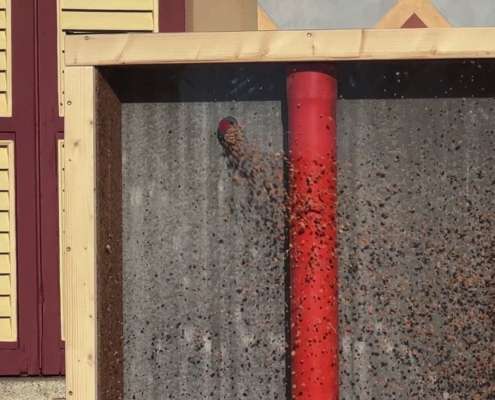 Insufflaggio di sughero biondo nelle pareti: isolamento naturale nell'intercapedine Insufflaggio di sughero biondo nelle pareti: isolamento naturale nell'intercapedine Coverd - BioEdilizia - Isolare secondo natura Isolamento termico