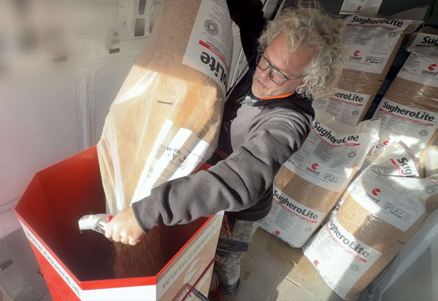 Insufflaggio di sughero biondo nelle pareti: isolamento naturale nell'intercapedine Insufflaggio di sughero biondo nelle pareti: isolamento naturale nell'intercapedine Coverd - BioEdilizia - Isolare secondo natura Isolamento termico